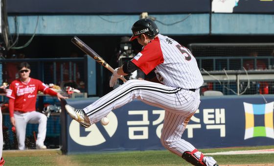 홍창기 '이건 피할 수 없어'