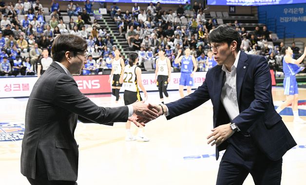 위성우 감독과 악수하는 김완수 감독
