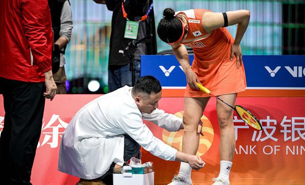 '셔틀콕 여제' 안세영, 부상 조심