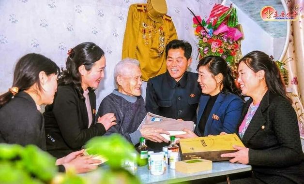 노병 돌보는 신천군 봄빛보장사업소 직원들