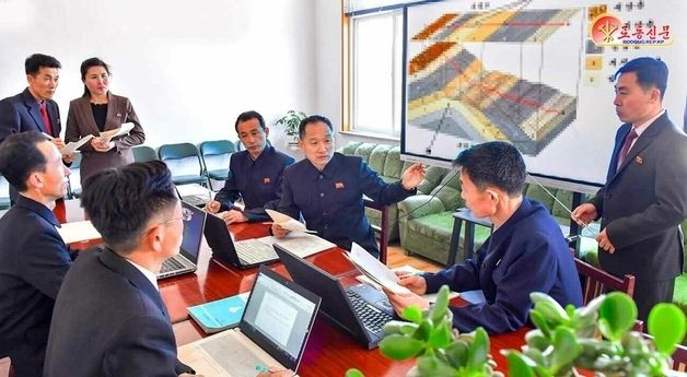 새 교육방법 논의중인 사리원지질대학 교수들