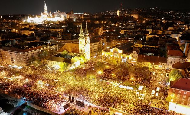 [포토] 총선 결과를 축하하는 헝가리 국민들