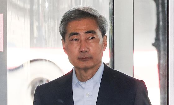 출근하는 신현송 한국은행 총재 후보자