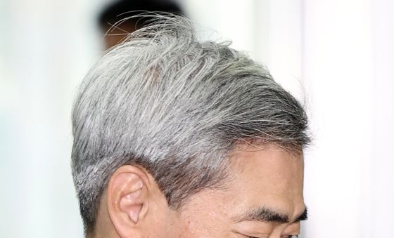 청문회 준비 사무실 출근하는 신현송 후보자