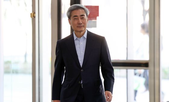 출근하는 신현송 한은 총재 후보자