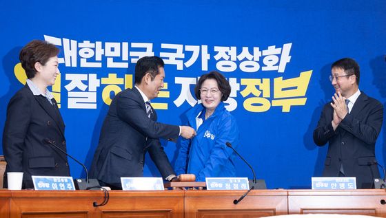 추미애 후보에게 당 점퍼 입혀주는 정청래 대표