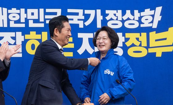 추미애 후보에게 점퍼 입혀주는 정청래 대표