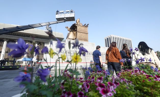 봄 맞이 세종대왕 동상 세척