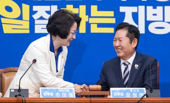 악수하는 정청래 대표와 추미애 후보 '웃음 가득'