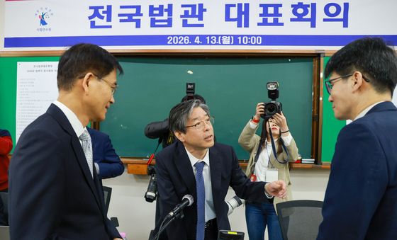 송승용·강동원 후보와 대화하는 문광섭 임시의장