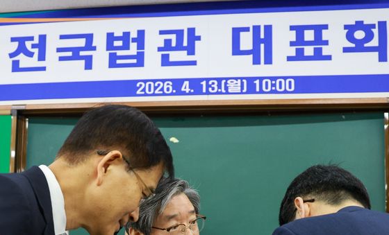 의장 후보들과 대화하는 문광섭 임시의장