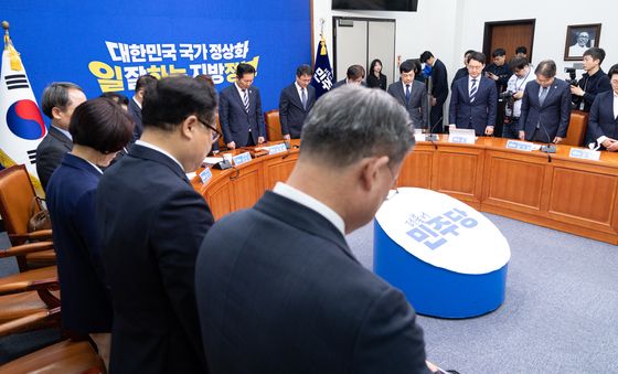 순직 소방관들을 위한 묵념