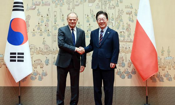 폴란드 총리와 기념촬영하는 이재명 대통령