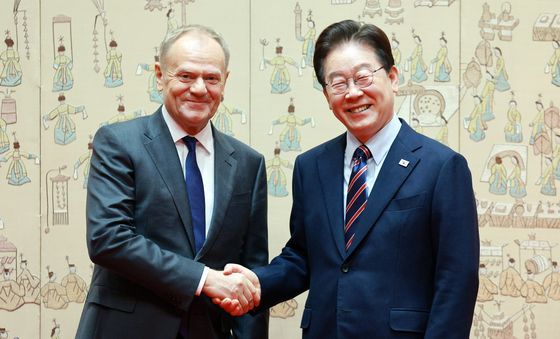 투스크 폴란드 총리와 악수하는 이재명 대통령