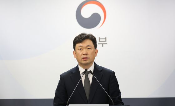 정례 브리핑하는 윤민호 통일부 대변인