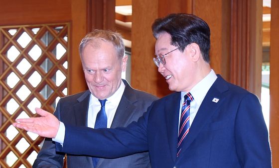 함께 이동하는 이재명 대통령·투스크 총리