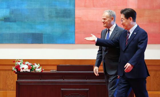 기념촬영 이동하는 이재명 대통령·투스크 총리