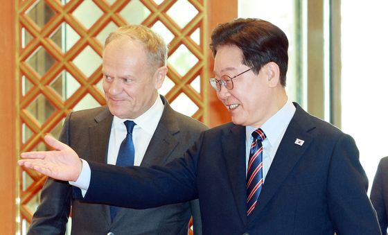 폴란드 총리 영접하는 이재명 대통령
