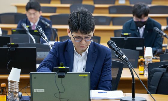 자료 살피는 송승용 후보