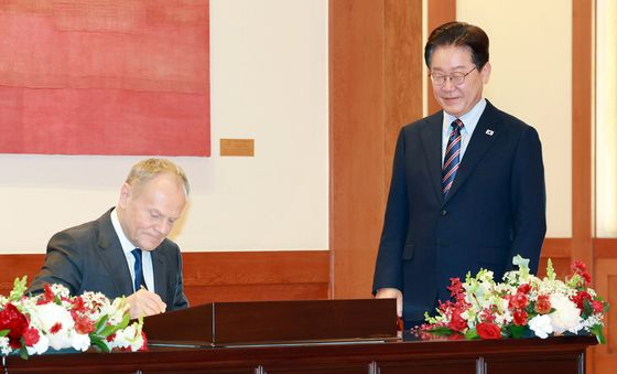 폴란드 총리 방명록 작성 지켜보는 이재명 대통령
