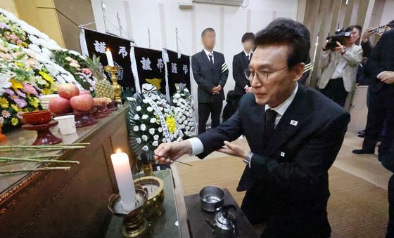 순직 소방관 빈소찾은 김민석 국무총리
