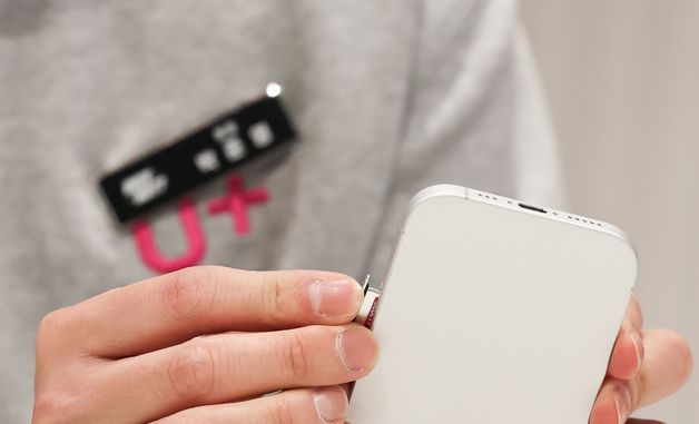 LG유플러스 유심 교체하는 직원