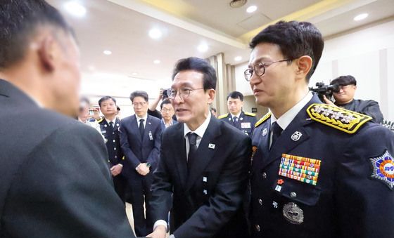순직 소방관 유족 위로하는 김민석 국무총리
