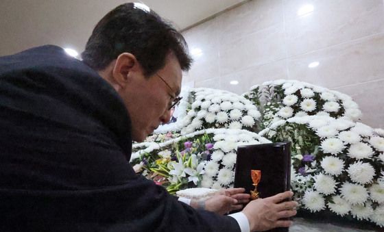 김민석 총리. 완도서 순직한 소방관에 훈장 수여