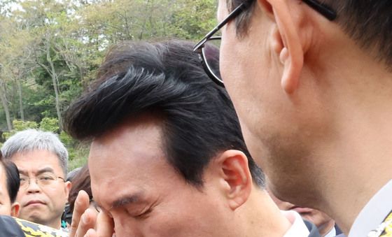 순직 소방관 빈소 찾아 눈물 흘리는 김민석 총리