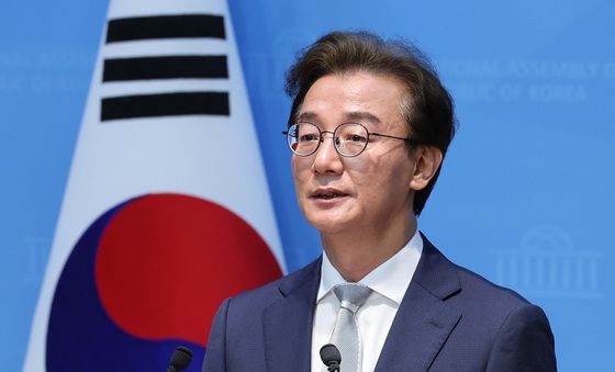 국회에서 기자회견하는 전재수