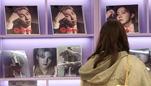 새 역사 쓴 BTS,  빌보드 200 3주 연속 1위