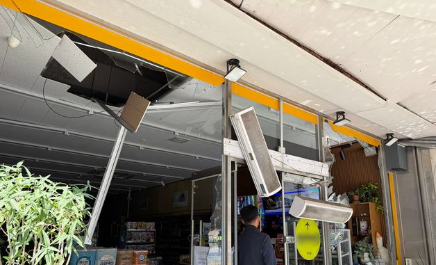 청주 가스 폭발사고 충격으로 파손된 편의점