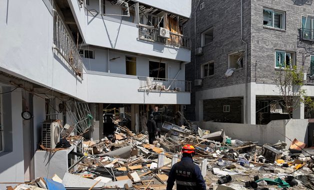 청주 봉명동 가스 폭발사고 충격으로 파손된 건물 뒷편