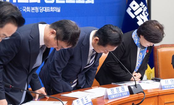 인사하는 정청래 대표