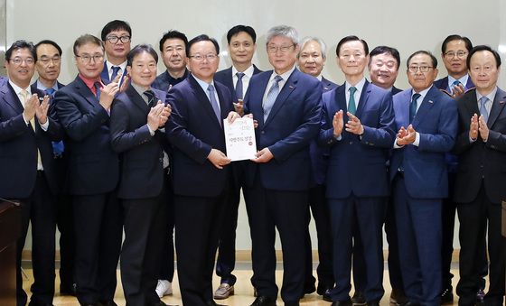 '대구 중소기업 정책과제집' 받은 김부겸