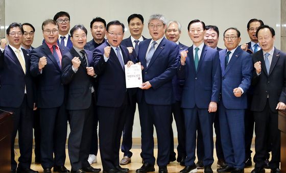 '대구 중소기업 정책과제집' 받은 김부겸