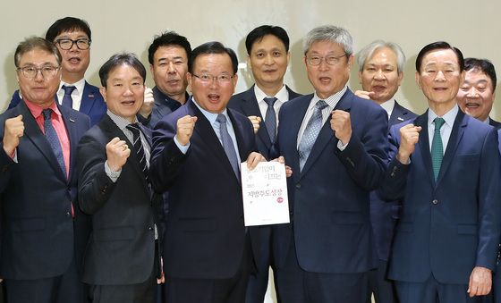 '대구 중소기업 정책과제집' 받은 김부겸