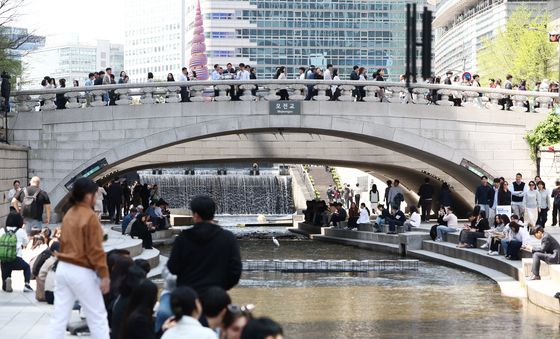 초여름 날씨에 북적북적한 청계천