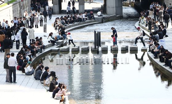 초여름 날씨에 북적북적한 청계천