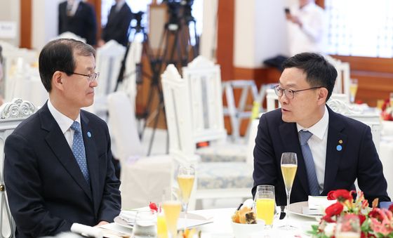 대화 나누는 손재일 대표이사·한만희 회장