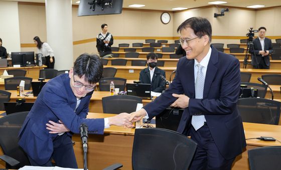 악수하는 강동원 부장판사