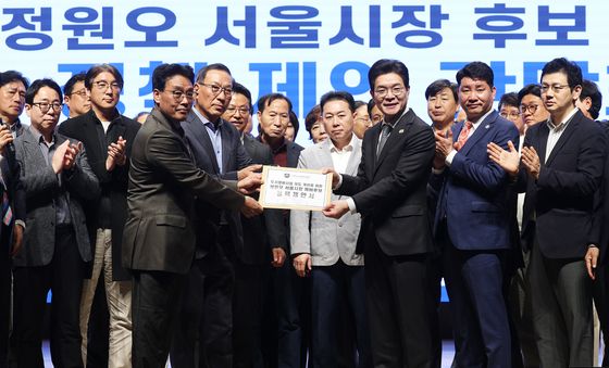 정책제안서 전달 받는 정원오 후보