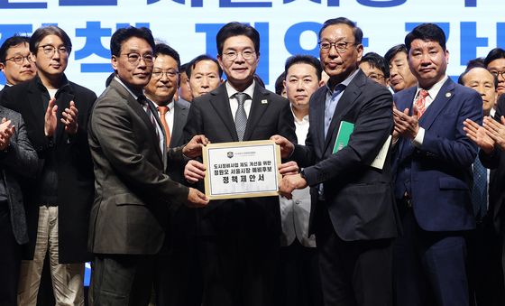 서울도시정비 정책 제안서 전달 받는 정원오 후보