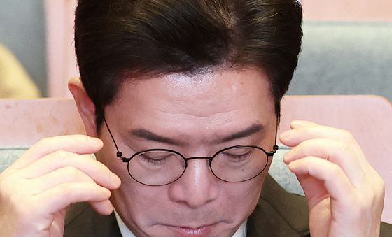 안경 고쳐쓰는 정원오 후보