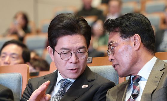 도시정비조합협회장과 대화하는 정원오 후보