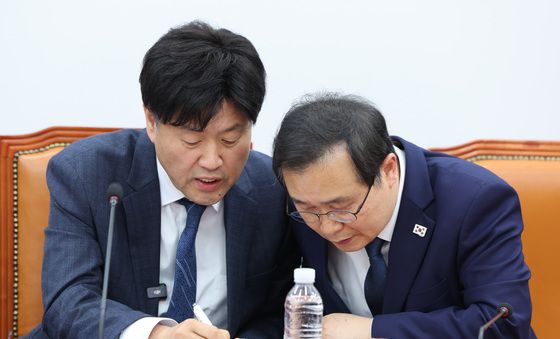 대화하는 김용·이건태