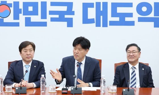 기자간담회 발언하는 김용