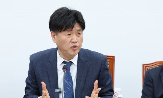 기자간담회 발언하는 김용 전 민주연구원 부원장