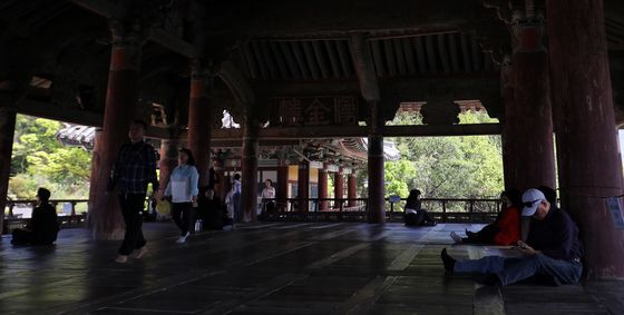 초여름 더위 피해 영남루서 휴식