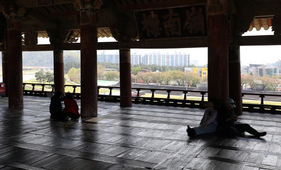 더위 피해 밀양 영남루서 휴식